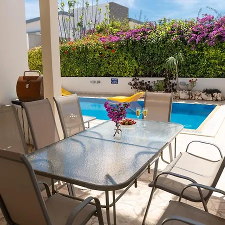 Villa Palm Ekaterina 4 Bdrm Paralímni